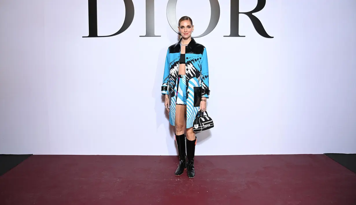 Chiara Ferragni hadir dengan mengenakan koleksi dari Dior Spring-Summer 2022, D-Jungle pop technical coat dari bahan jacquard dipadu serasi dengan shortnya dan blouse putih. Foto: Document/Dior.