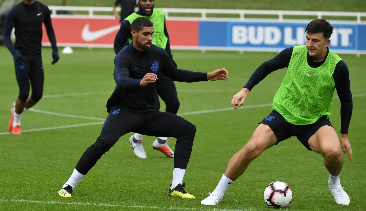 Gelandang Inggris Ruben Loftus-Cheek dan bek Inggris Harry Maguire saat mengikuti latihan di St George's Park di Burton-on-Trent, Inggris (4/9). Inggris akan bertanding melawan Spanyol laga persahabatan internasional 8 September. (AFP Photo/Paul Ellis)