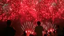 Penonton menyaksikan pertunjukan kembang api dari Pandora-Pyrotechnie asal Perancis pada Kompetisi Pyromusical Internasional di Manila, Filipina, Sabtu (10/3). Acara yang menarik ribuan wisatawan ini sudah memasuki tahun ke-9. (AP/Bullit Marquez)
