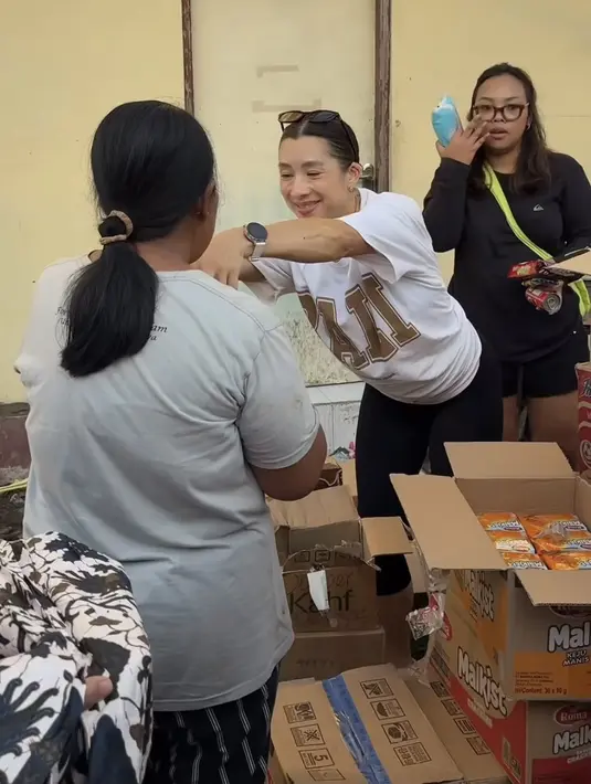 <p>Melengkapi tampilannya dengan celana panjang hitam. Serta smartwatch di tangannya. Dan aksesori anting-anting minimalis melengkapi tampilannya. [@jenniferbachdim]</p>