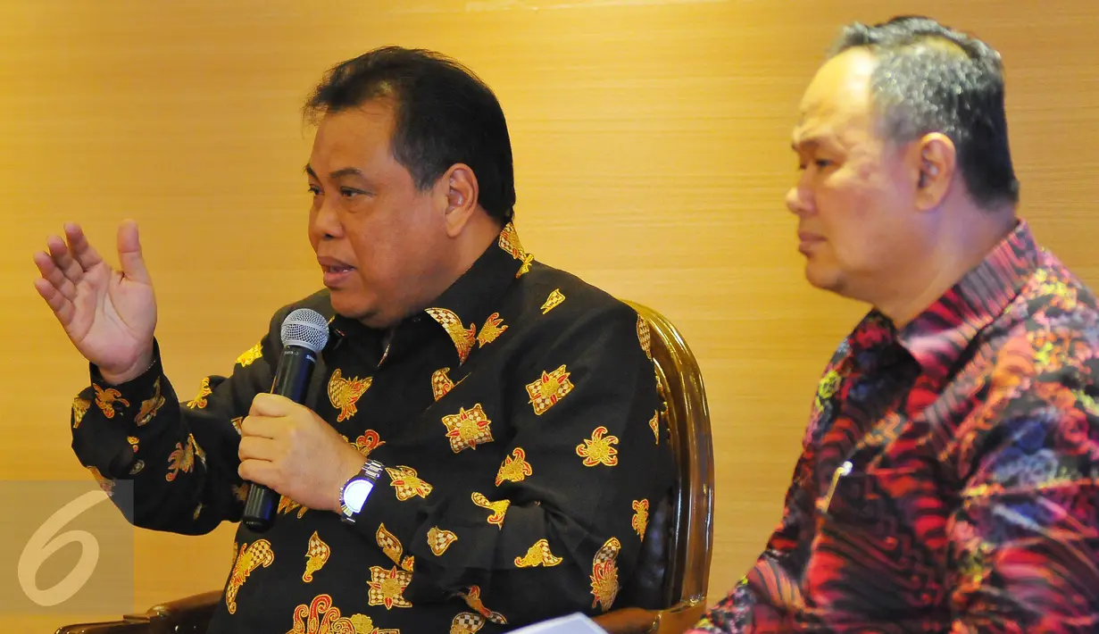 Ketua MK Arief Hidayat (kiri) saat menjadi pembicara dalam acara CEO Gathering APINDO di Jakarta, Senin (27/2). Dialog tersebut membahas peran MK dalam menjamin kepastian hukum di Indonesia dan implikasinya dalam dunia usaha. (Liputan6.com/Angga Yuniar)