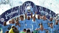 Kapten Manchester City, Vincent Kompany, mengangkat piala saat merayakan gelar juara Liga Inggris di Stadion American Express Community, Brighton, Minggu (12/5). City juara setelah unggul satu poin dari Liverpool. (AFP/Glyn Kirk)