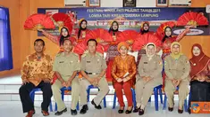 Citizen6, Lampung: Ketua Tim Penggerak PKK Kabupaten Tulang Bawang Barat, Ny Hasiah Bachtiar berfoto bersama seusai pelaksanaan Festival Minak Pati Pejurit 24-25 Mei 2011. (Pengirim: Jerry Hasan)