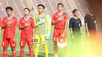 Para pemain Timnas Indonesia U-22 (kiri ke kanan) Ananda Raehan, Ilham Rio Fahmi, Ernando Ari Sutaryadi dan Rizky Ridho Ramadhani berbaris menyanyikan lagu kebangsaan Indonesia Raya sebelum dimulainya laga Grup A SEA Games 2023 menghadapi Filipina di Olympic Stadium, Phnom Penh, Kamboja, Sabtu (29/4/2023). (Bola.com/Abdul Aziz)