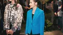 Blazer warna biru dipadukan Prilly dengan loose dress warna hitam. Tas Hermes Birkin hitam dengan gold hardware seharga Rp487 jutaan digunakan sebagai pelengkap penampilannya yang formal. [@prillylatuconsina96]