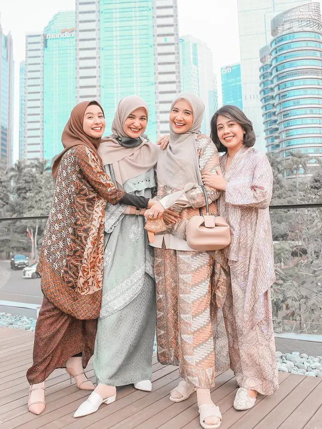Hamil Setelah 10 Tahun Nikah, Ini 6 Potret Zaskia Sungkar Pamer Baby Bump