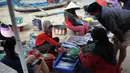 Pedagang ikan menjual hasil tangkapan di pasar tepi pantai saat Pemberlakuan Pembatasan Kegiatan Masyarakat (PPKM) Level 3 di Kedonganan, Kuta, Badung, Bali, Jumat (23/7/2021). Pandemi COVID-19 menyebabkan penurunan terbesar yang pernah dialami industri pariwisata Bali. (SONY TUMBELAKA/AFP)