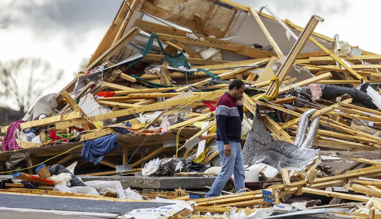 Beberapa tornado dilaporkan terjadi di Nebraska, namun badai yang paling merusak bergerak dari daerah pedesaan ke pinggiran kota di barat laut Omaha, kota berpenduduk 485.000 orang. (Chris Machian/Omaha World-Herald via AP)
