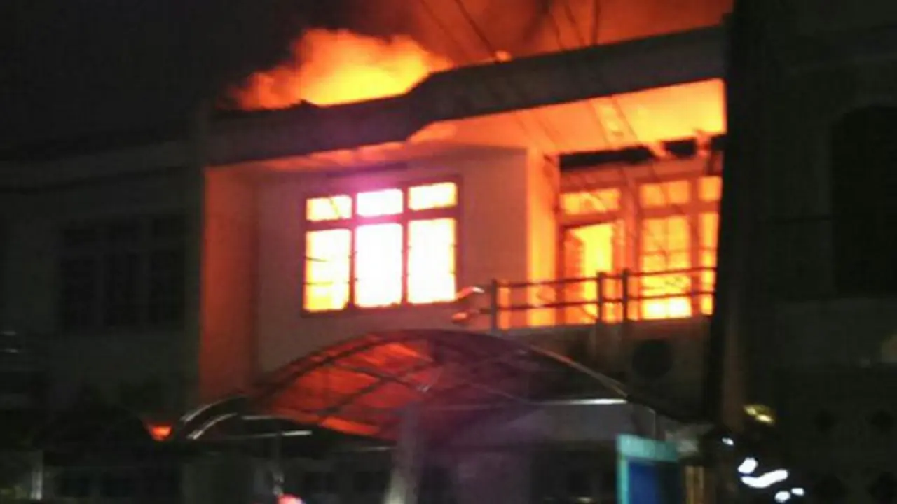 Akibat Korsleting, Rumah 2 Lantai di Kebon Jeruk Hangus Terbakar