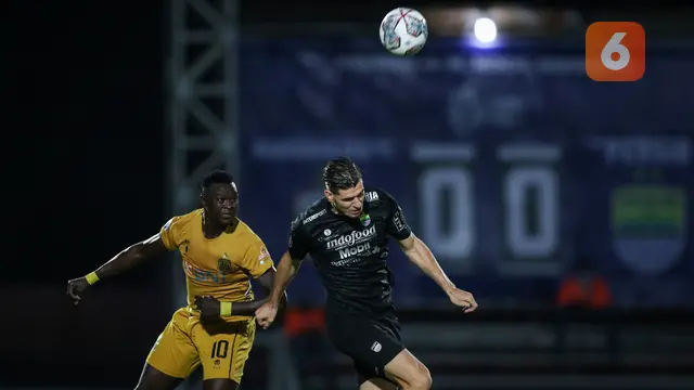Foto: Teja Paku Alam Gagalkan Penalti Mantan, Persib Bandung Kalahkan Pemuncak Klasemen BRI Liga 1