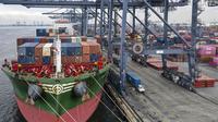 Surplus neraca perdagangan pada 2025 ini didapat dari kinerja ekspor yang mencapai mencapai 282,91 miliar dollar AS. Sedangkan nilai impor Indonesia 2025 mencapai 241,86 miliar dollar AS. Tampak foto udara menunjukkan aktivitas bongkar muat peti kemas di Jakarta International Container Terminal, pada Rabu 4 Februari 2026. (BAY ISMOYO/AFP)