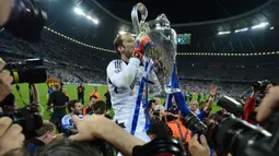 Selebrasi kiper Chelsea, Petr Cech dengan mencium trofi juara setelah mengalahkan Bayern Munchen pada laga final Liga Champions 2011/2012 di Fussball Arena Stadium, Munich (19/5/2012). Petr Cech yang bergabung dengan Chelsea pada pada awal musim 2004/2005 mampu membawa The Blues menjuarai Liga Champions musim 2011/2012. Pada awal musim 2015/2016 ia memutuskan hijrah ke Arsenal dengan nilai transfer 14 juta euro hingga memutuskan pensiun di Emirates Stadium pada akhir musim 2018/2019. (AFP/Adrian Dennis)