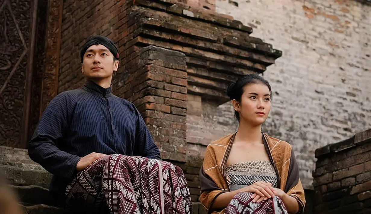 Rezca Syam sendiri merupaka aktor yang berasal dari Yogyakarta. Ia dikenal dengan perannya sebagai Zein Malik di Jodoh Wasiat Bapak. Selain itu, ia pun juga beberapa kali berperan di layar lebar pada tahun 2015 dan 2016. (Liputan6.com/IG/@ina.marika)