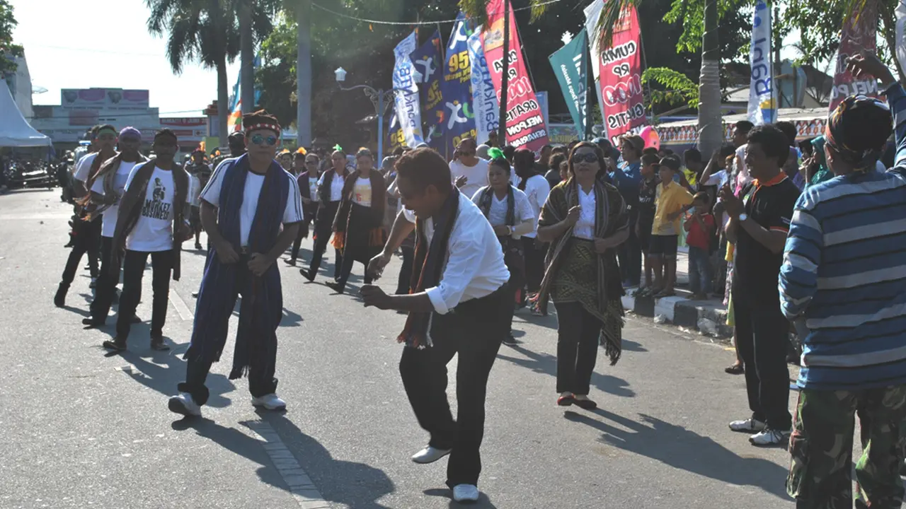 Bersatu Dalam Tari Flobamora di Festival Moyo