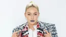 <p>Gigi Hadid menghadiri CFDA Fashion Awards di Casa Cipriani, New York City, Amerika Serikat, 7 November 2022. Gigi menarik rambutnya dan mengecat dengan warna pirang gandum, sementara alisnya yang berwarna cokelat tua tertata rapi di atas matanya. (Dimitrios Kambouris/Getty Images/AFP)</p>