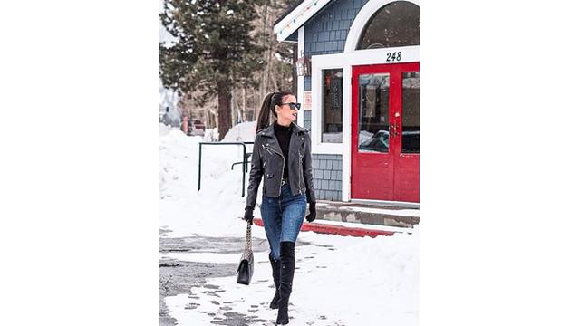 Gaya Sabrina Chairunnisa saat berlibur pun juga mencuri perhatian, ia terlihat modis dan kece.