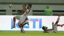 Pemain Timnas Indonesia U-23, Osaldo Haay melewati dua pemain Suriah U-23 pada laga persahabatan di Stadion Wibawa Mukti, Bekasi, Rabu (16/11/2017). Indonesia kalah 2-3. (Bola.com/NIcklas Hanoatubun)