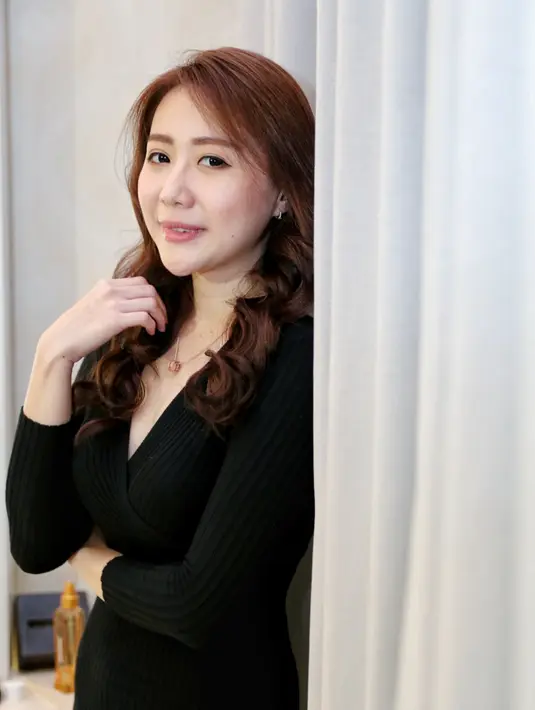 Yang membuat cewek 24 tahun ini makin mantab untuk menikah, lantaran dirinya mengaku bukan tipikal yang suka berganti-ganti pasangan. Setahun sudah pasangan ini pacaran. Dan sudah memantapkan ke jenjang yang lebih serius. (Adrian Putra/Bintang.com)