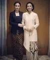 Sara Wijayanto tampil dengan kebaya kutu baru hitam dipadukan kain lilit batik saat acara menjelang pernikahan sang adik, Adinia yang mengenakan kebaya panjang pink. @adiniawrst