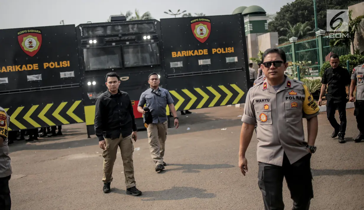 Wakapolda Brigjen Pol Wahyu Hadiningrat meninjau kesiapan pengamanan jelang aksi unjuk rasa di Gedung DPR/MPR, Jakarta, Selasa (24/9/2019). Sedikitnya 18.000 personel gabungan diturunkan untuk mengamankan jalannya unjuk rasa mahasiswa dan masyarakat di depan Gedung DPR. (Liputan6.com/Faizal Fanani)