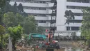 Alat berat seperti eskavator dan crane melakukan proses normalisasi anak Kali Ciliwung, Jakarta, Kamis (4/9/2014) (Liputan6.com/Johan Tallo)