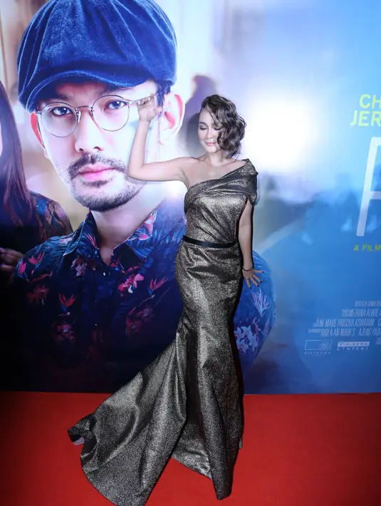 ‎"Jadi aku nggak pernah minum kopi saja. Air putihnya harus dicukupi juga. Sekarang sehari bisa dua gelas sih, jadi addict gitu," ungkap Luna Maya, di Plaza Indonesia, Jakarta Pusat, Rabu (5/7/2017). (Adrian Putra/Bintang.com)