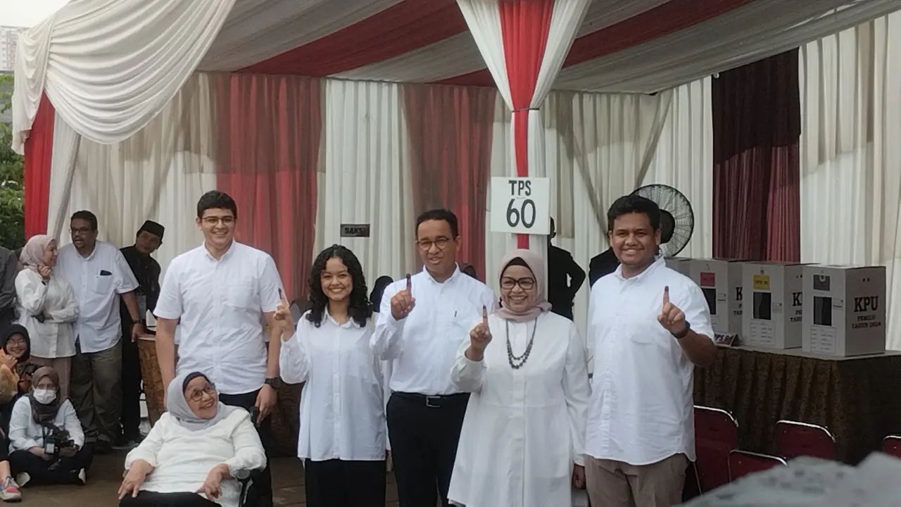 Calon presiden (capres) nomor urut satu Anies Baswedan rampung menggunakan hak pilihnya di pemilu 2024. Anies beserta keluarga mencoblos di TPS 60, Jalan Lebak Bulus, Cilandak Barat, Jakarta Selatan, Rabu (14/2/2024). (Liputan6.com/Winda Nelfira)