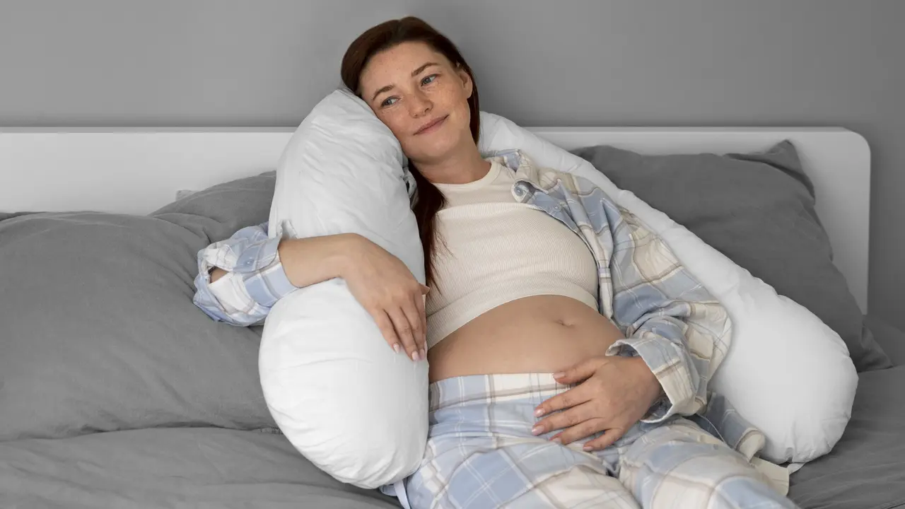 Mengenal Maternity Pillow dan Fungsinya bagi Kenyamanan Ibu Hamil