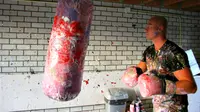 Ekstrem, Pria Ini Gabungkan Seni Lukis dan Tinju