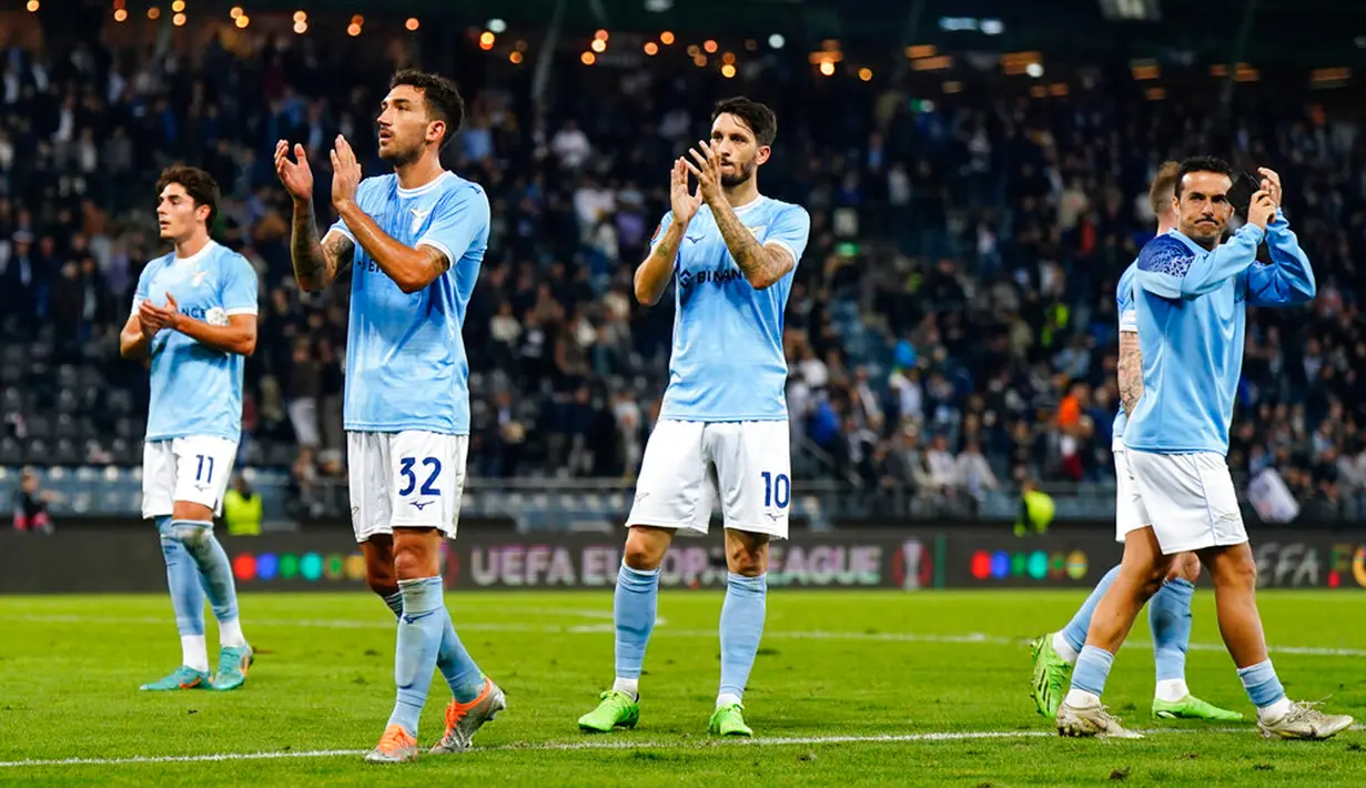 Para pemain Lazio menyapa para penggemar setelah melawan Sturm Graz pada pertandingan sepak bola Grup F Liga Europa di Merkur Arena, Graz, Austria, 6 Oktober 2022. Pertandingan berakhir imbang 0-0. (AP Photo/Florian Schroetter)