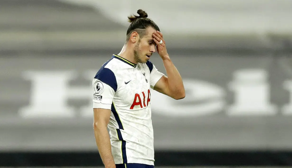 Pemain Tottenham Hotspur, Gareth Bale, tampak kecewa usai ditaklukkan West Ham United pada laga Liga Inggris Senin (19/10/2020). Kedua tim bermain imbang 3-3. (AP/Matt Dunham, Pool)