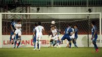 Pemain Persib Bandung, Dedi Kusnandar (tengah) berebut bola di udara dengan pemain PS Sleman, Muhammad Dwi Rafi Angga dalam laga leg pertama semifinal Piala Menpora 2021 di Stadion Maguwoharjo, Sleman, Jumat (16/4/2021). (Bola.com/Ikhwan Yanuar)
