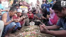 Artis Pretty Asmara dimakamkan di tanah kelahirannya di Lumajang Jawa Timur. Kepergian Pretty menyisakan duka mendalam bagi keluarganya.