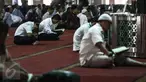 Warga bertadarus pada hari pertama bulan Ramadan 1437 H di Masjid Istiqlal, Jakarta, Senin (6/6). Bulan Ramadan, umat muslim memanfaatkan waktu memperbanyak ibadah dengan membaca Al-Quran (tadarus) dan melaksanakan salat sunah (Liputan6.com/Faizal Fanani)