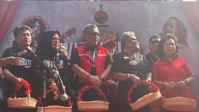 Sekretaris Jenderal (Sekjen) PDIP Hasto Kristiyanto memimpin secara langsung prosesi tabur bunga dalam rangka memperingati 28 tahun peristiwa serangan yang terjadi di kantor DPP partai pada 27 Juli atau dikenal dengan peristiwa Kudatuli.