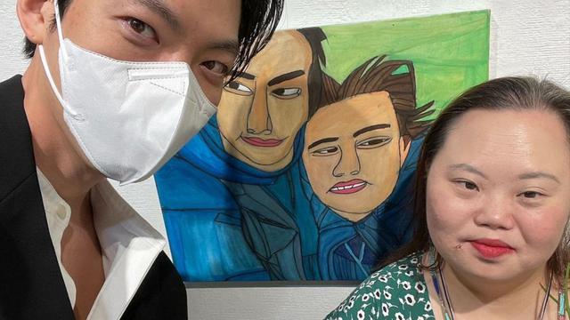 Kim Woo Bin menghadiri pameran seni Jung Eun Hye