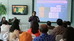 Ketua Dewan Komisioner OJK, Muliaman D Hadad memberikan paparan saat acara diskusi `Ketua OJK dengan Alumni Monash University dan universitas lainnya di Melbourne, Australia‎', di SCTV tower, Jakarta, Sabtu (16/4). (Liputan6.com/Herman Zakharia)