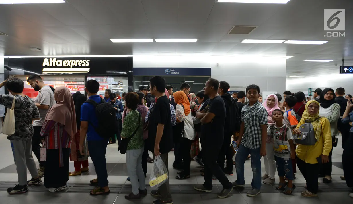 Warga mengantre untuk mencoba menaiki moda raya Terpadu  Mass Rapid Transit  MRT di Stasiun MRT Bundaran HI, Jakarta, Jumat (29/3). Terkait tarif kereta MRT minimum yag telah disepakati adalah Rp.3000 sampai maksimum Rp.14.000 dari Lebak Bulus- Bundaran HI. (merdeka.com/Imam Buhori)