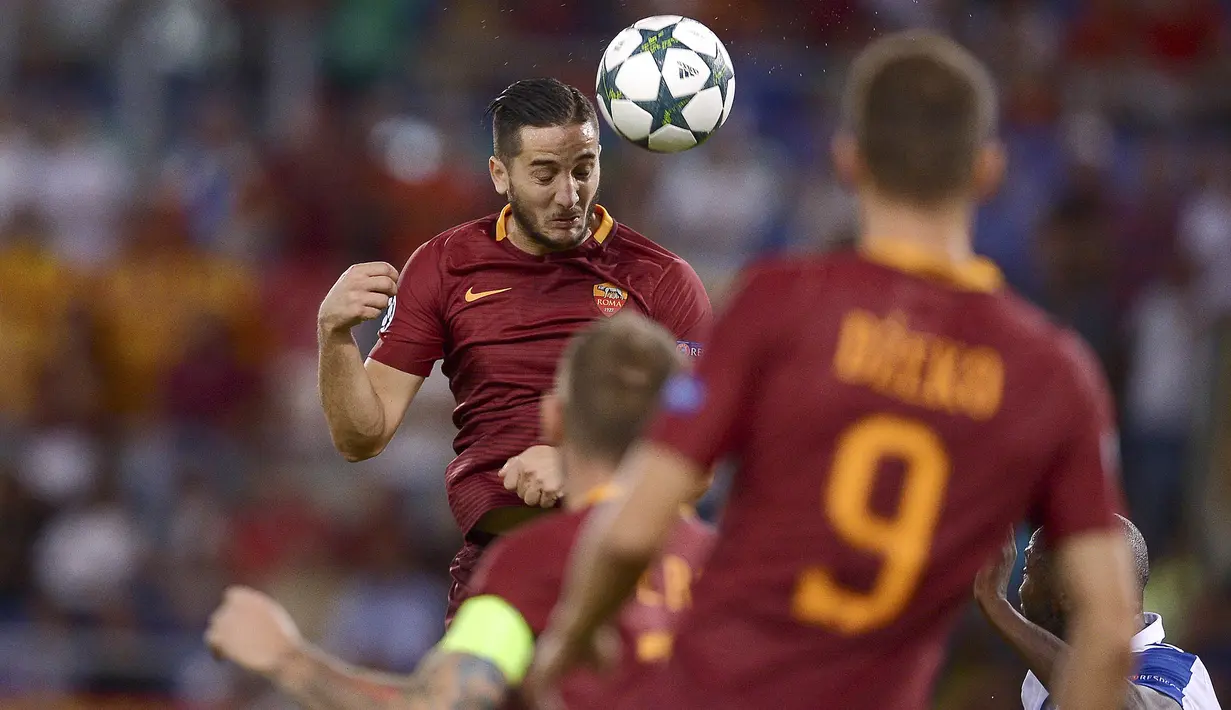 1. Kostas Manolas (AS Roma) - Bek andalan AS Roma ini merupakan pemain yang dipertimbangkan untuk menggantikan Bonucci. Pria asal Yunani itu berhasil membuat AS Roma menjadi tim dengan pertahanan terbaik nomor dua di Serie A. (AFP/Filippo Monteforte)