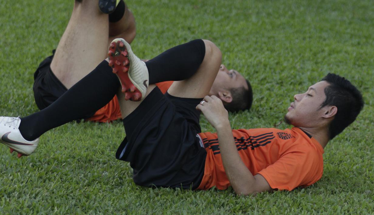 Pemain Persija Jakarta, Evan Dimas, melakukan latihan di Lapangan Sutasoma, Jakarta, Rabu(28/1/2020). Gelandang Timnas Indonesia ini menjalani latihan terpisah karena masih pemulihan cedera. (Bola.com/M Iqbal Ichsan)