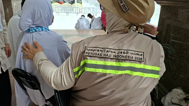 Petugas Seksus Masjidil Haram Daker Makkah melayani jemaah haji di sekitar Baitullah, Sabtu 9 Mei 2026.