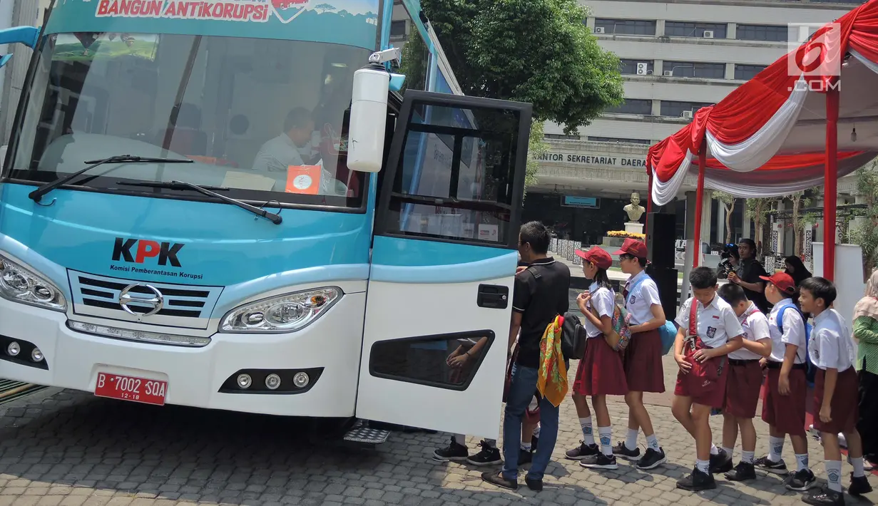 Sejumlah siswa SD antre menaiki Bus KPK di Balai Kota Semarang, Jawa Tengah, Sabtu (13/10). Roadshow Bus KPK memberi pengertian kepada anak-anak tentang antikorupsi dengan berbagai kegiatan. (Liputan6.com/Gholib)
