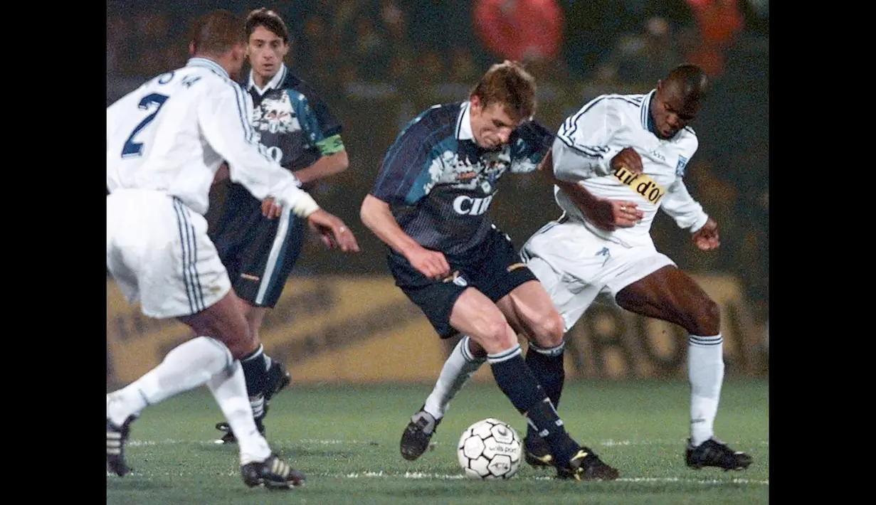 Alen Boksic (tengah) menjadi andalan Lazio setelah diboyong dari Marseile pada 1993. Striker Kroasia itu kemudian hijrah ke Juventus tiga tahun kemudian. (Foto: AFP/Jacques Demarthon)