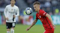 Gelandang RB Leipzig, Dani Olmo menguasai bola saat menghadapi Eintracht Frankfurt pada laga final DFB Pokal 2022/2023 di Berlin, Jerman (3/6/2023). Koneksi yang baik antara Manchester City dan RB Leipzig yang telah mendatangkan Josko Gvardiol pada awal musim 2023/2024 ke Etihad Stadium tentu bisa saja menjadi kartu as kepindahan Dani Olmo untuk menyusul Josko Gvardiol. (AFP/Odd Andersen)