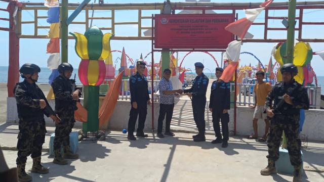 KKP melakukan penyegelan terhadap pembangunan tanggul abrasi pantai di Kabupaten Takalar, Sulawesi Selatan. Tanggul ini  dibangun dengan mereklamasi pantai kemudian memanfaatkannya untuk aktivitas wisata. (Dok KKP)