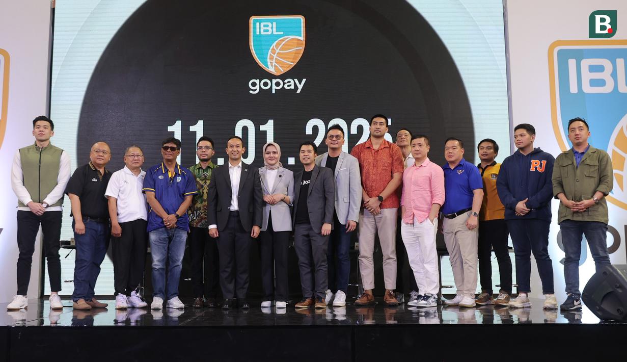 Sejumlah perwakilan klub dan pihak Indonesia Basketball League (IBL) hadir dalam acara Media Day IBL 2025 di KYZN Kuningan, Jakarta Selatan, Kamis siang (12/12/2024). Dalam Acara tersebut Direktur Utama IBL Junaz Miradiarsyah melaunching logo baru sekaligus mengumumkan waktu digelarnya IBL 2025 yakni pada awal bulan tahun depan, tepatnya pada 11 Januari 2025. (Bola.com/M Iqbal Ichsan)