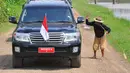 Presiden Joko Widodo menyapa seorang warga saat kunjungan ke Subang, Jabar, Jumat (26/12). (ANTARA FOTO/Agus Suparto)