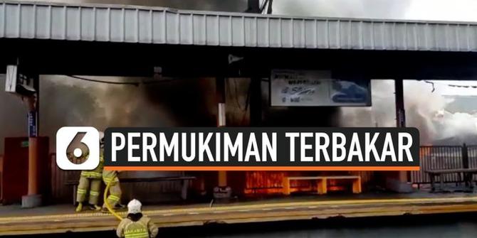 VIDEO: Permukiman Dekat Stasiun Kereta Taman Kota Terbakar