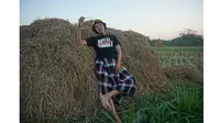 Anak Petani, Ini 5 Potret Komika Nopek Novian Saat di Sawah (IG/nopeknovian)