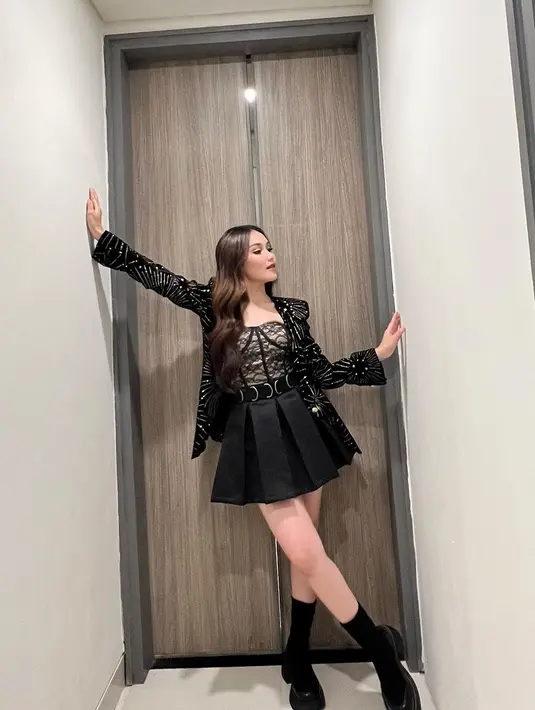 Paduan sepatu bergaya chunky sukses menyempurnakan gaya fashionnya. [Foto: Instagram/ Ayu Ting Ting]